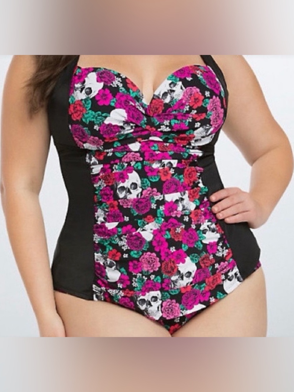 Torrid Skull & Rose Print
Plus Size One Piece Swimsuit Underwire *Size Estimated